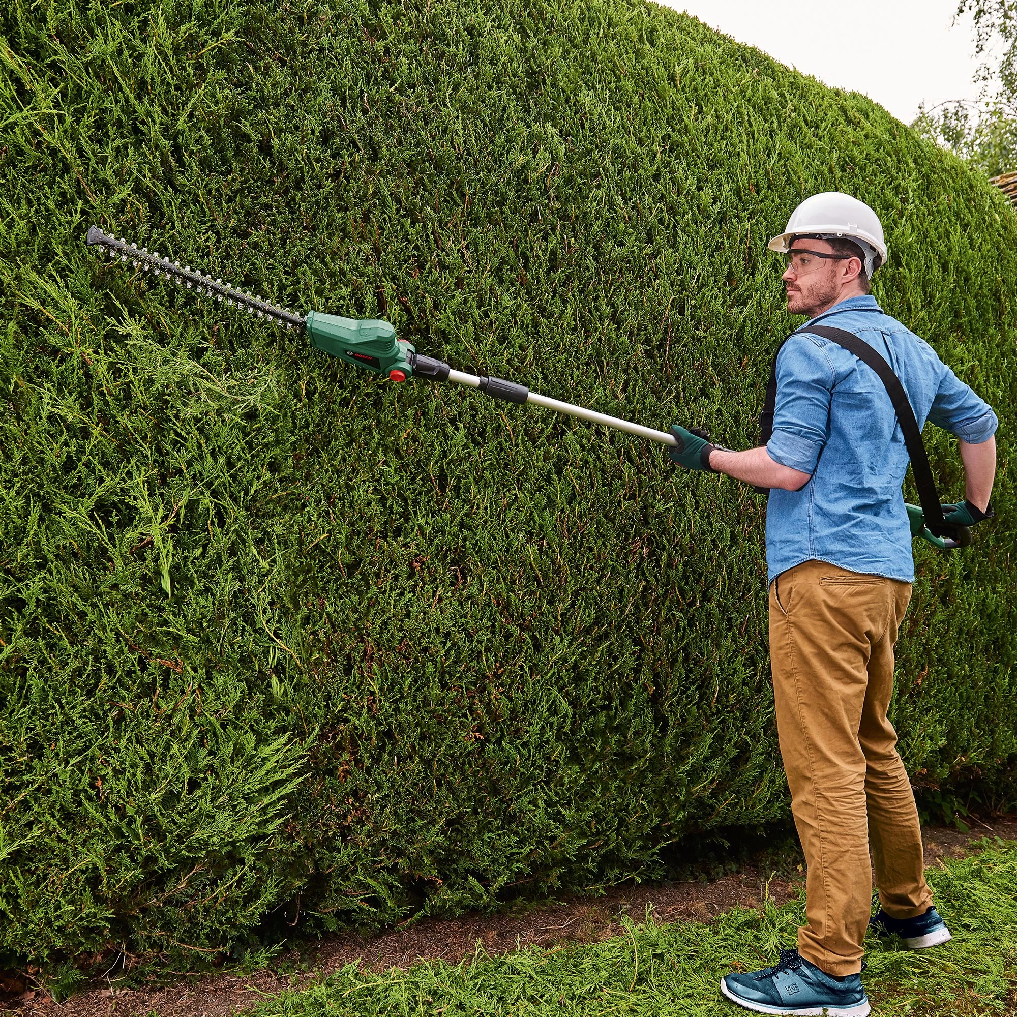 Bosch Power For All 18V 450mm UniversalHedgePole 18 Cordless Hedge Trimmer 6 Bosch Power For All 18V 450mm UniversalHedgePole 18 Cordless Hedge Trimmer - Image 4