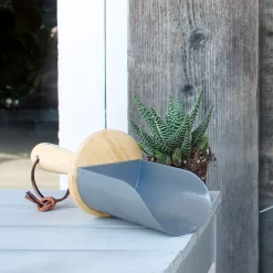 Burgon & Ball Steel Soil Scoop -Gardens and Outdoor Stores burgon ball steel soil scoop5019360014867 01i bq